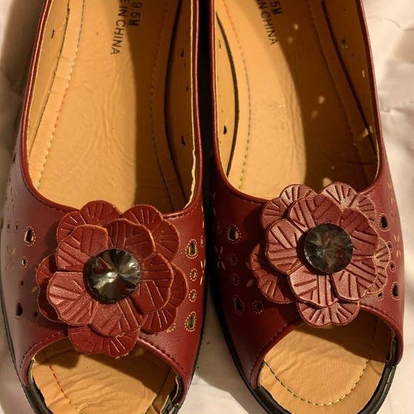 Women’s open toe flat flowered shoes. Color - Red wine. Size - 9.5. - Picture 2 of 5